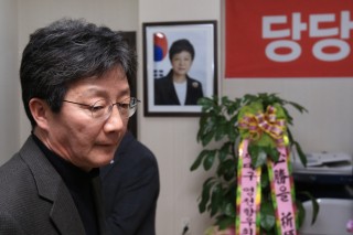 Saenuri’s Daegu chapter protests defectors’ use of Park’s pictures