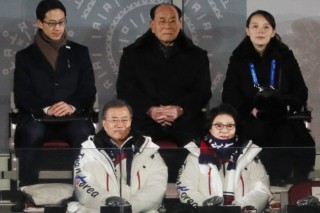 Moon meets Kim’s sister, NK delegation at Olympics