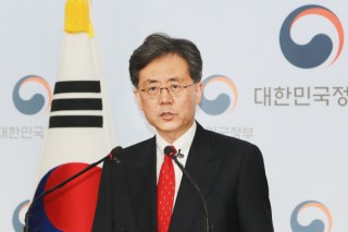 Korea, US jointly announce agreement on FTA revision