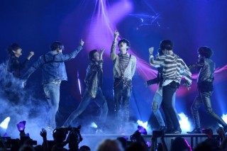 [Newsmaker] BTS becomes first K-pop act to top Billboard 200