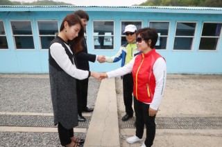 [Photo News] Posing like the two Koreas’ leaders