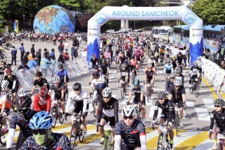 Some 1,500 cyclists participate in Samcheok bicycle festival