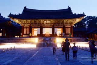 [Photo News] Royal palace under moonlight