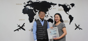 Picture of Mike editorial director of LA Times Asia Journal (left) and representative Sugahara of Emerald Club (right)