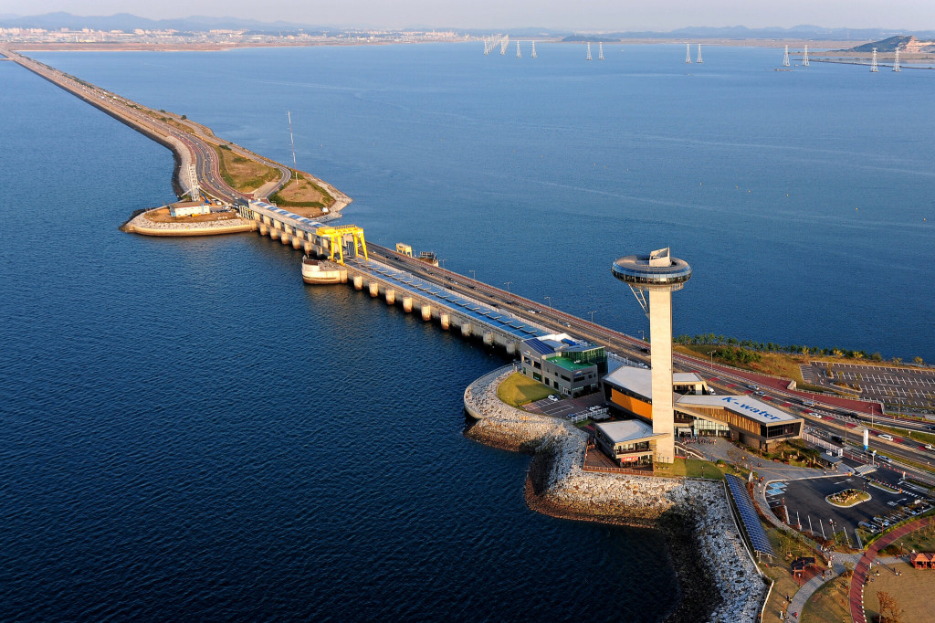 Sihwa Tidal Power Plant is the world’s largest tidal power installation with a total power output capacity of 254MW in Ansan-si, Gyeonggi-do. Its annual power generation is 552 GWh, which can be used by population of half a million for a year.