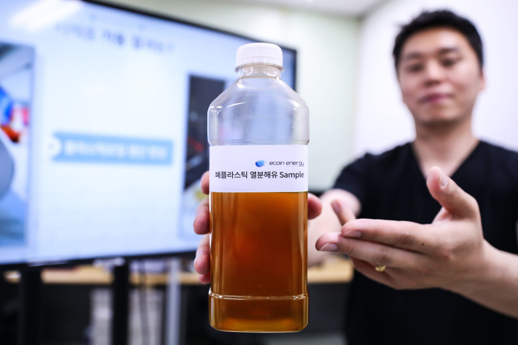 Mr. Lee is showing the pyrolysis fuel oil.