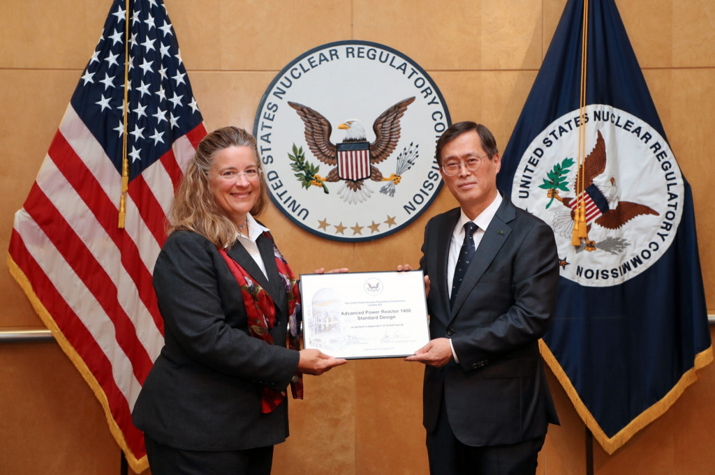 Jae-hoon Jung, the CEO of KHNP, is receiving the certificate of NRC-DC.