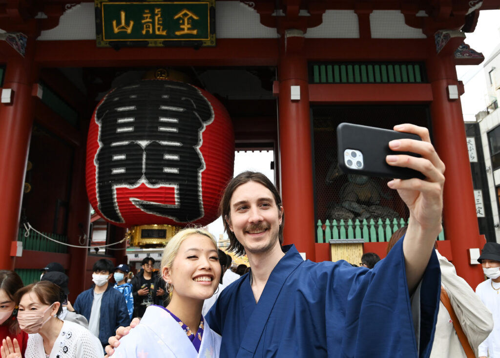Japan Unlocks Tourism Bar on the Yen’s Low