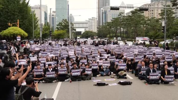 Foreign media expressed great interest in the extreme choice of teachers in Korea, a “super-competitive society,” and the subsequent massive protests by Korean teachers, pointing out the cause.