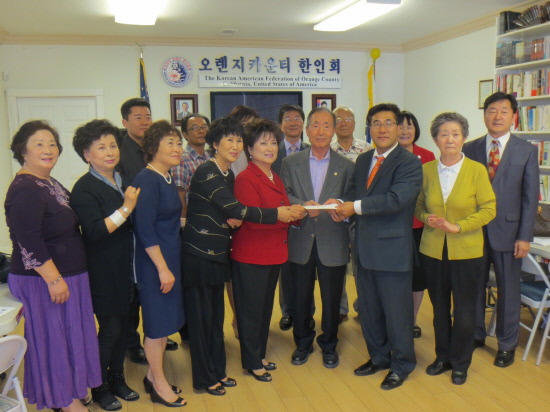 아리랑합창단 OC한인회에 기금전달