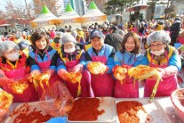 한국마사회, 용산역 광장서 훈훈한 김치사랑 나눔 행사