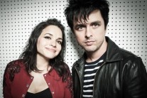 펑크록 거물과 재즈 디바가 함께 부르는 컨트리는 무슨 맛일까