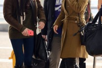 티파니 유리 공항 패션의 정석 “무스탕·트렌치” 이렇게 입어요