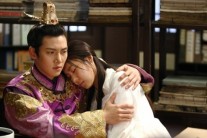 ‘기황후’ 하지원, 실신해 지창욱 품에 안겨 ‘무슨 사연이?’