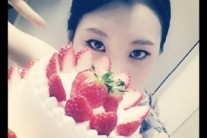 선미 딸기 케이크 “강렬한 눈빛, 시선 사로잡네”