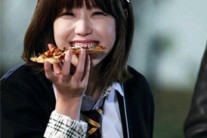 전효성 먹방, 길거리에서 ‘폭풍 피자 먹방’…CF 노리나?