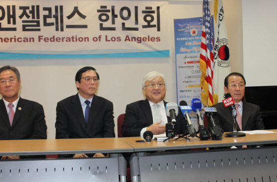 한인회관 방문한 마이크 혼다 의원<YONHAP NO-0722>
