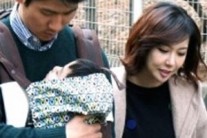슈 가족사진 공개 “쌍둥이 한번에 안는 법 연구 중”