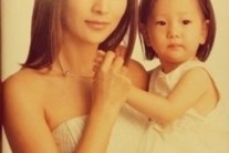 이진이 어린시절, 엄마 황신혜 품에 안겨 찰칵 ‘귀요미’