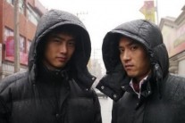 박주형 옥택연 우비형제, 비 맞으며 훈남 외모 과시