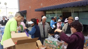 LA한인회(회장 배무한)가 21일 LA 한인회관에서 개최한 제 88회 무료 뱅크 프로그램이 성황리에 마무리 됐다. LA 한인회가 불경기로 인해 어려워진 한인들의 가계 살림을 직접 돕기위해 기획한 이날 행사에는 약 100여명의 한인들이 찾아, 무료 그로서리를 수령했고 LA 한인회 이사진 및 한미은행 직원들이 자원 봉사자로 참여했다. 사진은 21일 무료 푸드 뱅크 프로그램이 열린 LA 한인회관을 찾은 한인들이 차례에 맞춰 식품을 수령하는 모습이다. 