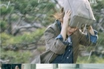 ‘신의 선물’ 이보영, 스릴러를 멜로 만드는 ‘과거 회상’ 신