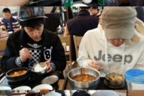 틴탑, 러시아 출국 전 거침없이 한식 흡입 ‘주위 시선 아랑곳’