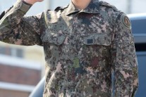 지현우 제대…연인 유인나는 중국에