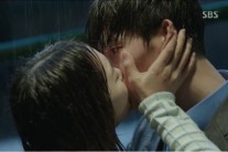 ‘닥터 이방인’ 이종석 진세연 빗속 키스, ‘여명의 눈동자’ 철조망 키스 연상