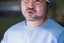 ‘닥터 이방인’ 김상호, 의사 연기 완벽 소화 ‘역시 천의 얼굴’