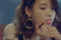 아이유가 ‘껌 씹는 언니’?…리메이크 앨범 ‘꽃갈피’ 공개