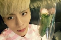 ‘샤이니’ 종현, 핑크 셔츠에 장미꽃 들고 ‘성년의 날’ 인증