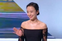 전도연 팔찌, 붉은색 줄에 하트 모양이 붙어 있는 팔찌의 가격이…”어쩐지”