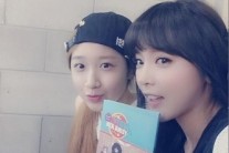 유나킴, 홍진영과 앨범 선물 인증샷 ‘다정’