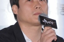 이정범 감독 “잘 생긴 배우들 망가뜨리는 것 좋아해”