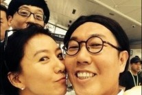 김희애, 김영철 볼을 쥐며 “특급칭찬”..무한도전 촬영인증샷