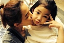 타블로 딸 이하루, 귀요미 포즈 ‘한컷’