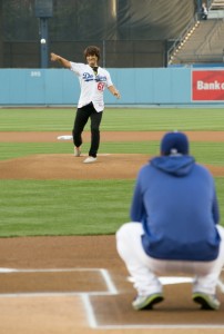 27일 한국관광공사가 마련한 다저스타디움의 코리안 나이트 행사에서 박찬호가 다저스 유니폼을 입고 마운드에 올라 시구하고 있다. 포수 자리에 앉아 있는 선수는 류현진이다.  