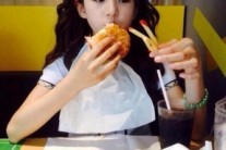 김새론, 햄버거 먹는 모습도 깜찍해..’러블리’