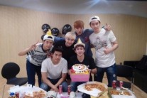 2PM 닉쿤 생일 인증샷, 장우영 옥택연 멤버들 다 모여 축하 ‘우월 비주얼’