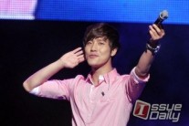 ‘에이트’ 이현, 7일 군 복무 만기전역… 절친 2AM 이창민 마중