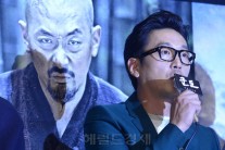 ‘군도’ 하정우, “머리 미는 순간, 멋지게 보이는 건 포기했다”