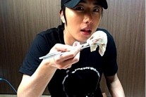 정일우 중복 인증샷 “닭백숙과 훈제오리로 보신 중”
