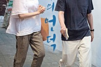 홍상수 신작 ‘자유의 언덕’ 9월 개봉…‘카세 료-문소리 만남 어떨까’