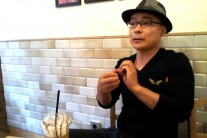통기타 하나 메고 전국을 ‘땡긴’ 가수 김덕희 “너도 땡겨주마”