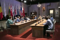 ‘비정상’토론시발자 에네스, 토론유발자 샘, 토론발전자 줄리안, 토론조타수 타일러