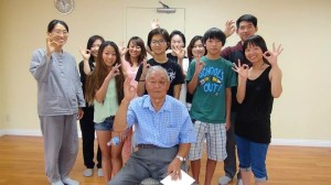 샌디에고 정토회 법회실에서 지난 7월 26일 정전 61주년 기념행사를 마친 뒤 김영철 목사(맨 앞 앉은 사람)와 행사에 참석한 한인학생들이 포즈를 취하고 있다. 