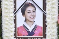 권리세 빈소 이틀째 연예인 조문 행렬…멘토 이은미 눈물 쏟아