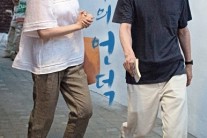 홍상수의 ‘자유의 언덕’, 모리를 따라 걷는 북촌여행 열풍