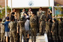 스칼렛, 국군의 날 위문공연 ‘취사병도 엉덩일 흔들어봐’